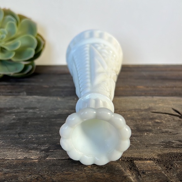 🎁 4/$25 - VINTAGE Milk Glass Vase - Picture 3 of 6